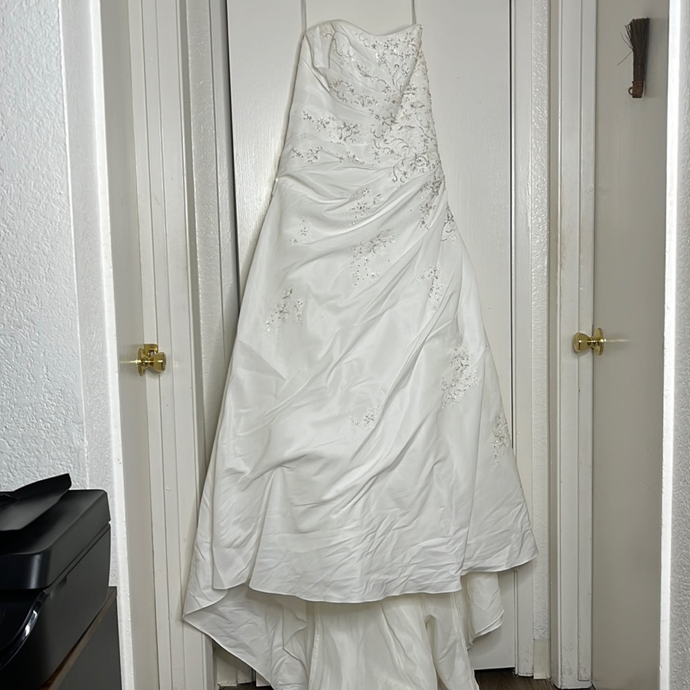 White strapless wedding dress